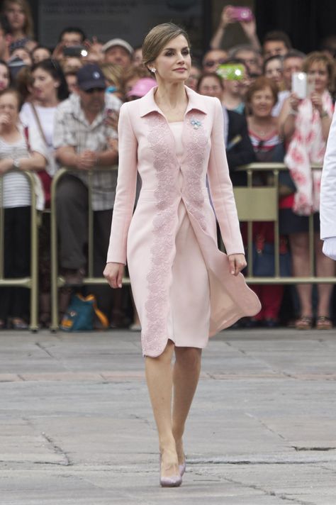 Coat Dresses, Looks Kate Middleton, Spain Photos, Princess Letizia, Style Royal, Letizia Of Spain, Royal Outfits, Pink Coat, Queen Letizia