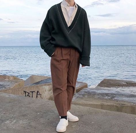 something an art school student would rock 👀‼️🌟 80s Fashion Men, Vintage Outfits Men, Goth Outfit, 90s Fashion Men, Fashion 80s, Mens Fashion Urban, Mens Fashion Streetwear, Streetwear Men Outfits, 가을 패션