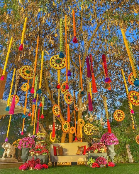 Mandir Decor, Haldi Decoration Ideas, Wedding Entry, Indian Wedding Theme, Mehendi Decor Ideas, Wedding Decor Photos, Wedding Entrance Decor, Desi Wedding Decor, Marriage Decoration