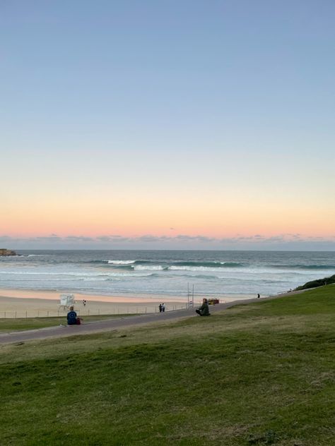 a sunset on bondi beach, australia Bondi Beach Sunset, Bondi Aesthetic, Bondi Beach Aesthetic, Syd Trip, Australia Lifestyle, Bondi Rescue, Bondi Beach Australia, City View Apartment, Australia Beach