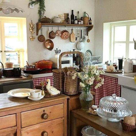 Grandma Core Kitchen, Grannycore Kitchen, Messy Kitchen Aesthetic, Grandmas House Aesthetic, Cottagecore Kitchen Aesthetic, Cottagecore Kitchen, Camper Interior Design, Country Rose, Messy Kitchen