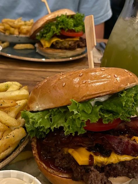 American Burger Aesthetic, Homemade Meals Aesthetic, Burger Date Aesthetic, Burger Night Aesthetic, Cheese Burger Aesthetic, Hamburger Aesthetic, Burgers Aesthetic, Aesthetic Fast Food, Food For Wedding