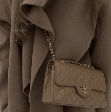 Beige Handbag Aesthetic, Beige Crossbody Bag Outfit, Beige Chanel Bag Outfits, Chanel Classic Flap Bag Outfit, Chanel Beige Bag, Winter Outfit Minimal, Beige Bag Outfit, Beige Chanel Bag, Chanel Classic Bag