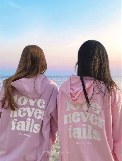 Friend Sweatshirts, Besties Summer, Friend Hoodies, Best Friend Sweatshirts, Graphic Tshirt Outfit, Best Friend Hoodies, Sweatshirt Ideas, Crazy Best Friends, Sitting Together