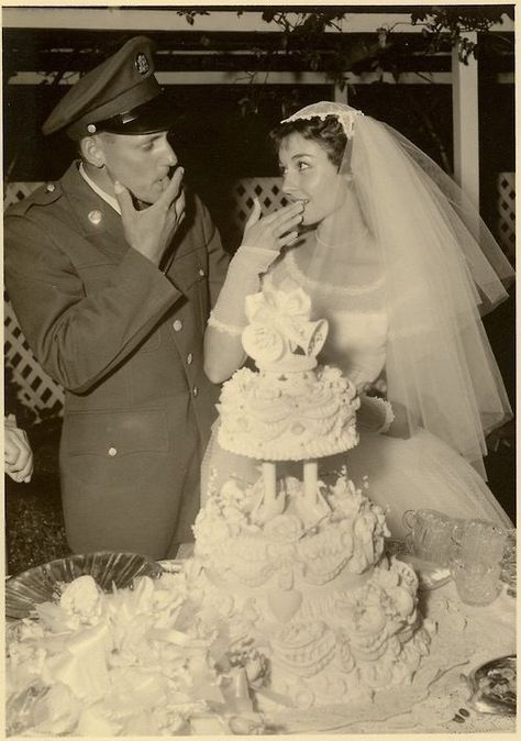 Retro Wedding Cakes, Vintage Wedding Cake Toppers, Simple Satin Wedding Dress, Vintage Wedding Pictures, Vintage Wedding Cakes, 1940s Wedding, Vintage Wedding Cake Topper, Grace Slick, Vintage Wedding Cake