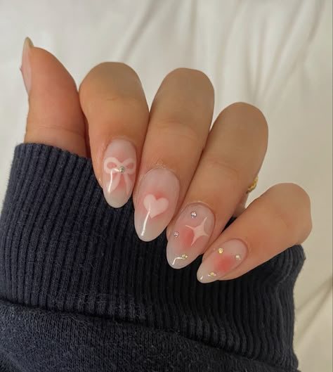 Blush Nails Design, Croquette Nails Almond, Cuqoutte Nails, Blush Nails With Design, Blush Nail Ideas, Cute Round Nails Designs, Croquette Nails Short, Cotteque Nails, Blushing Pink Nails