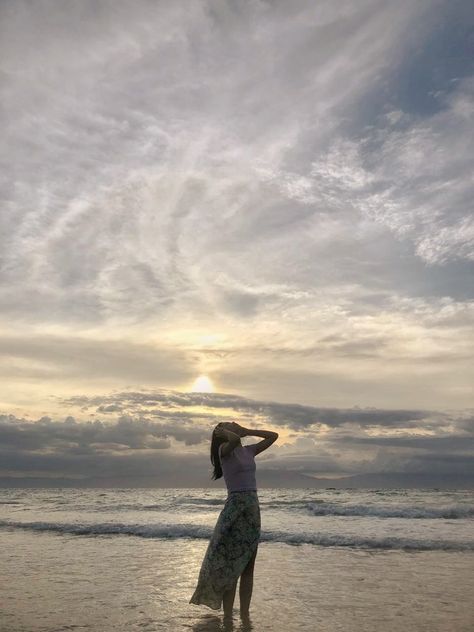 Poses With Long Skirt, Beach Photo Inspiration, Sea Pictures, Skirt Beach, Beach Picture, Couples Poses, Beach Photo, Couples Poses For Pictures, Selfie Ideas