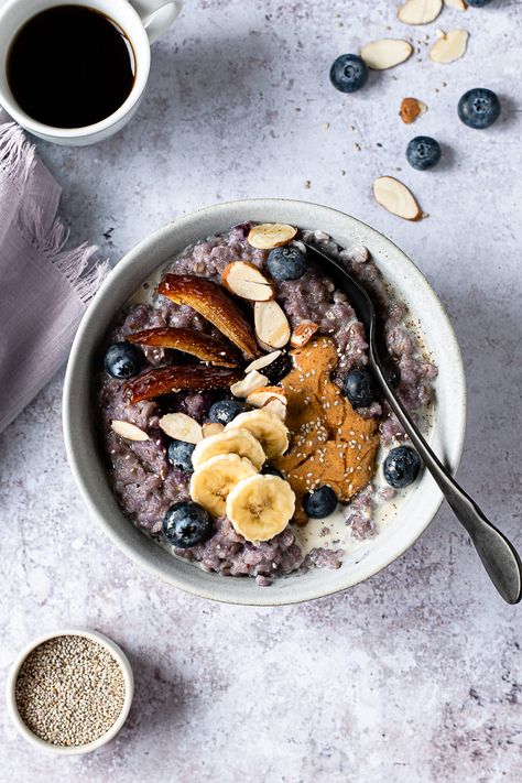 Oatmeal With Peanut Butter, Date Oatmeal, Porridge Toppings, Whole Foods Vegan, Cooking Oatmeal, Vegan Oatmeal, Plant Based Whole Foods, Blueberry Oatmeal, Vegan Blueberry