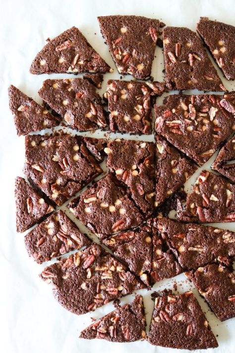 Crunchy and fudgey brownie bark can be easily made at home. This Brownie Brittle recipe makes fun brownie crisps form scratch. thetoastedpinenut.com #thetoastedpinenut #browniebrittle #browniecrisps #browniebark Brownie Crisps, Brownie Bark, Brownie Brittle Recipe, Cookie Brittle, Brownie Brittle, Homemade Brownie, How To Make Brownies, Keto Bars, Brittle Recipes