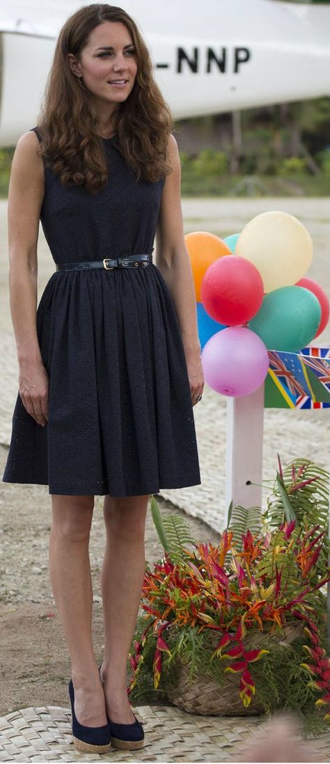 SO cute!! Very Audrey Hepburn looking. <3 --Kate Middleton Düşes Kate, Stuart Weitzman Wedges, Princesse Kate Middleton, Kate Middleton Dress, Kate And Pippa, Princess Kate Middleton, Catherine Elizabeth Middleton, Catherine Middleton, Kate Middleton Style