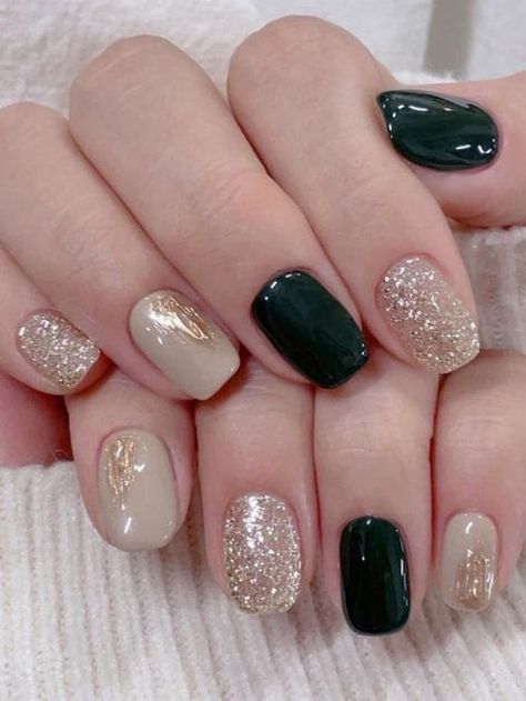 Best Winter Nail Colors, Black Christmas Nails, Nails For 2023, Plaid Nail Designs, Winter Nail Colors, Nail Polish Colors Winter, Neutral Nail Designs, Korean Nail, Gold Nail Art