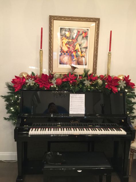 Christmas Decor Ideas For Piano, Decorating A Piano For Christmas, Piano Christmas Decor Ideas, Christmas Decor For Piano Top, Christmas Piano Decorating Ideas, Decorate Piano For Christmas, Christmas Decor Piano, Piano Christmas Decor, Christmas Piano Decor