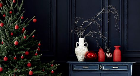 Colorful DIY Christmas Décor with Creator of Chalk Paint Annie Sloan: Part I - Cottage Journal Weeks Until Christmas, Alternative Christmas Tree, Christmas Room Decor, Colorful Christmas, Minimalist Christmas, Christmas Trends, Christmas Tree Themes, Tree Ideas, Christmas 2019