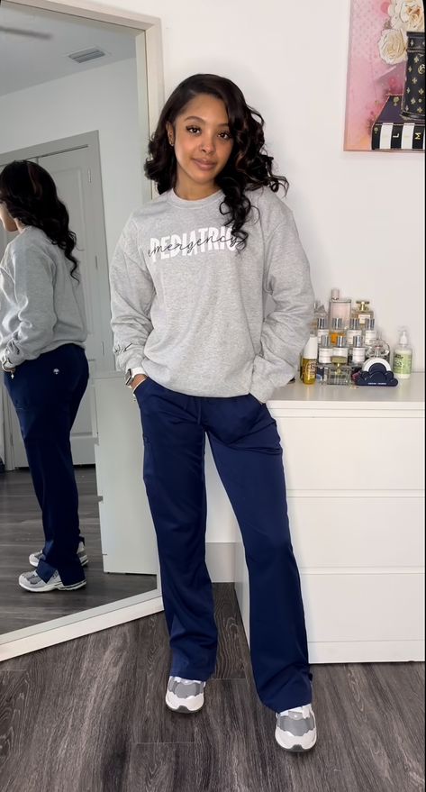 Winter Scrubs Outfit Women, Fall Scrub Outfits, Rbt Work Outfit Scrubs, Physical Therapy Student Outfit, Cna Outfits Scrubs, Cute Nurse Scrubs Outfits, Cute Scrub Outfits, Nursing Outfits Scrubs, Outfits With Crewneck