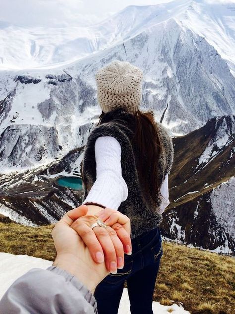 Top Photoshoot Ideas For Your Honeymoon! Murad Osmann, Couple Travel Photos, Honeymoon Essentials, Honeymoon Photography, Snow Photoshoot, Honeymoon Pictures, Travel Pose, Honeymoon Photos, Snow Photography