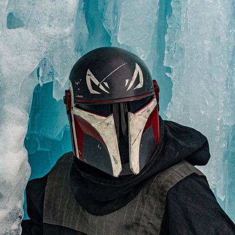 Micah on Instagram: "Pretending i’m Cal Kestis in a JFO loading screen, sneaking through those crevices on Ilum — #starwars #mandalorian #mandaloriancostume #mandomercs #mmcc #cerarclan #jedifallenorder #ilum #starwarscostume #mandooc #cosplay #icecastles #mando #kotirzedral" Mandalorian Armor Design, Mandalorian Helmet Designs, Din Djarin Helmet, Medieval Mandalorian Armor, The Armorer The Mandalorian, Mand’alor Din Djarin, Beskad Mandalorian, Jedi Cosplay, Mandalorian Helmet