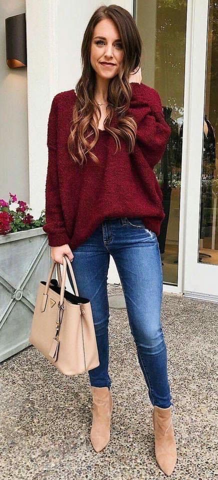 Maroon Sweatshirt Outfit, Maroon Sweater Outfit, Girly Outfit Ideas, Brown Boots Outfit, Maroon Outfit, Maroon Sweatshirt, Girly Outfit, Trendy Christmas Outfits, Maroon Sweater