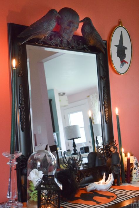 DIY Halloween Mirror close up Diy Halloween Mirror, Halloween Mirror Decor, Mirror Halloween Decor, Goth Mirror, Diy Gothic Decor, Bedroom Goth, Mirror Decorating Ideas, Halloween Mirror, Halloween Entryway