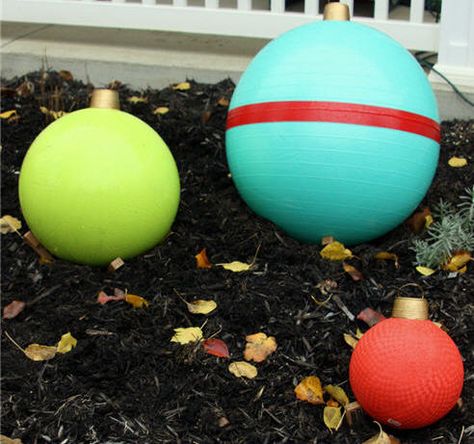 Step by step tutorial how to use exercise, yoga, and playground balls to make giant Christmas ornament ball outdoor decorations Diy Outdoor Christmas Decorations, Christmas Ornament Decorations, Outdoor Christmas Diy, Giant Christmas Ornaments, Playground Balls, Christmas Garden Decorations, Easy Exercise, Santa Decorations, Diy Outdoor Decor