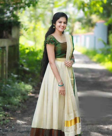 Kerala Style Davani Dress, Kerala Dress For Women, Kasavu Skirt And Top, Onam Saree Kerala, Kerala Traditional Dress, Onam Outfits Ideas, Kerala Dress, Onam Outfits, Onam Saree