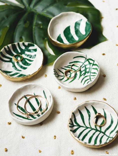 DIY: clay jewelry dishes Diy Keramik, Diy Dish, Craft Images, Tanah Liat, Trinket Bowl, Diy Rings, Cheap Gifts, Cool Ideas, Mason Jar Diy