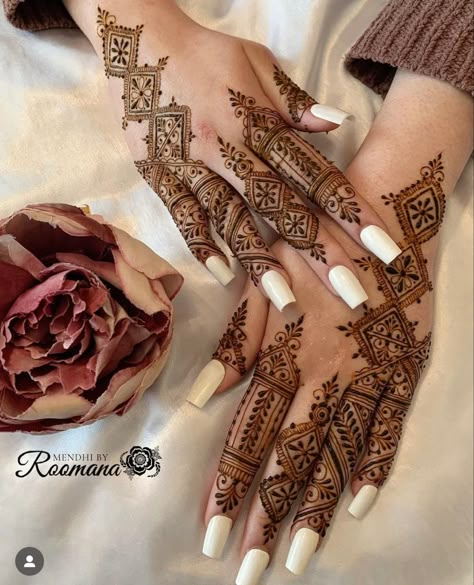 Henna Designs Afghani, Moroccan Henna Designs, Back Hand Henna Design, Back Hand Henna, Moroccan Henna, Henna Inspo, Eid Henna, Henna Tattoo Hand, Henna Tattoo Designs Hand