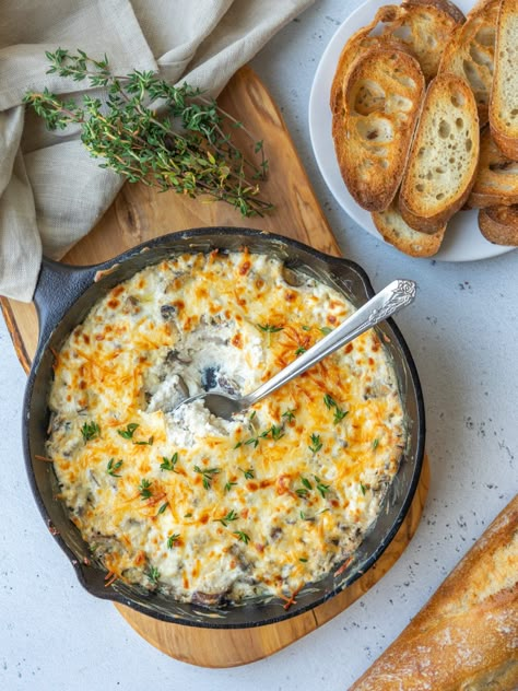 Stuffed Mushroom Dip Fresh Spinach Artichoke Dip, Stuffed Mushroom Dip, Skillet Dip, Mushroom Dip, Stuffed Mushroom Recipe, Spinach Artichoke Dip Easy, Goat Cheese Dip, Creamy Garlic Mushrooms, Mushroom Recipes Healthy