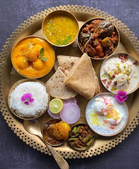 Multigenerational Compound, Indian Family Aesthetic, Desi Dinner, Wedding Food Menu, Variety Food, Food Counter, Indian Thali, Popular Dinner Recipes, American Foods