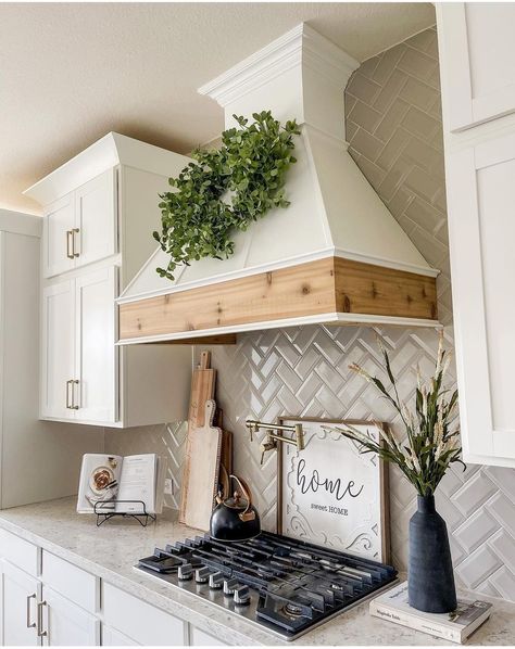 White Kitchen Hood, Kitchen Hood Ideas, Dream Ranch, Gray Backsplash, Kitchen Hood Design, Backsplash Design, Farmhouse Kitchen Backsplash, Kitchen Vent Hood, Hood Ideas