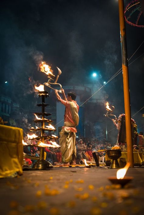 Ganga Aarti Video, Neem Karoli Baba, Haridwar, National Geographic Photos, Best Photography, Hd Movies, Download Movies, National Geographic, Amazing Photography