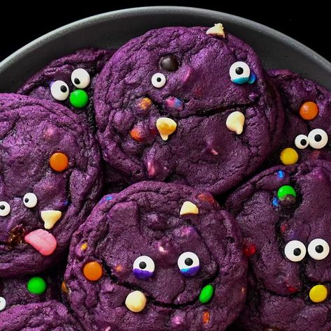 Purple Cookies, Creepy Food, Monster Food, Horror Movie Night, Movie Night Food, Purple Food, Food Art For Kids, Food Artists, Night Food