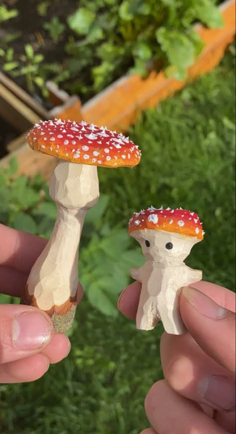 Wood Mushrooms Diy, Carved Mushrooms, Wood Mushrooms, Painted Mushrooms, Wood Whittling, Wooden Mushrooms, Mushroom Man, Wooden Pen Holder, Whittling Projects