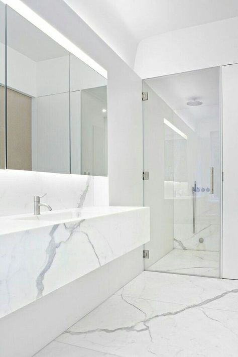 Toilette Design, White Marble Bathrooms, Design Makeup, Contemporary Bathroom Designs, White Bath, Luxury Homes Interior, Contemporary Bathrooms, Bathroom Layout, Marble Bathroom