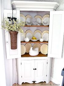 Kitchen Corner Cupboard, Cupboard Makeover, Junk Chic Cottage, Corner Hutch, Corner Cupboard, Deco Nature, Vintage Farmhouse Kitchen, Room Corner, Kitchen Corner