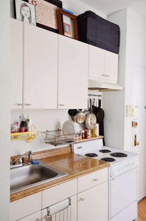 5 Ways to Instantly Modernize an Old & Dated Apartment — Renter's Solutions | Apartment Therapy Apartment Therapy Small Spaces, Simple Apartments, Modern Apartment Decor, Kitchen Wall Shelves, Lovely Kitchen, Trendy Apartment, Kitchen Concepts, Small Space Kitchen, Smart Kitchen