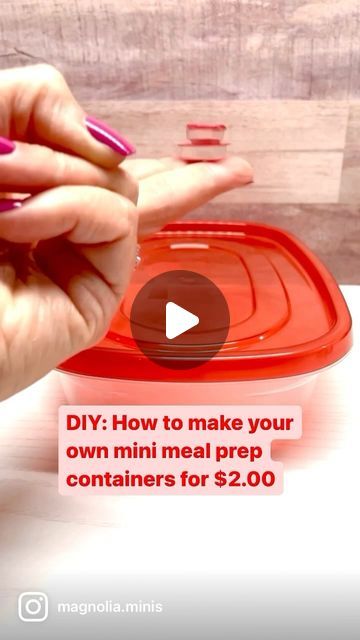 Kim Berry-Miniaturist and Maker on Instagram: "Reposting a “Frugal Friday” DIY- one of my most popular tutorials for those that may be new my feed. 🥰 Mini meal prep container DIY!!! Adorable, CHEAP and FAST!!! You’re gonna love this! Share and Tag me if you give it a try!  I’d love to see them 😍  #diy #diycrafts #miniatures #tutorial #dollhousediy #dollhouseminiatures #diyminiatures #dailymini #minisofinstagram #miniaturist #magnoliaminis #imadethis #minimeals #mealprep #mealprepping #ishrunkthis #minitutorials #handmademiniatures #workingminiatures #makeyourownminiatures #barbieminiatures #barbieaccessories #barbiegram #barbieworld #barbieminiatures #rubbermaid" Miniature Food Tutorials, Barbie Miniatures, Meal Prep Containers, Mini Kitchen, Barbie Accessories, Fake Food, Handmade Miniatures, Food Crafts, Miniature Crafts