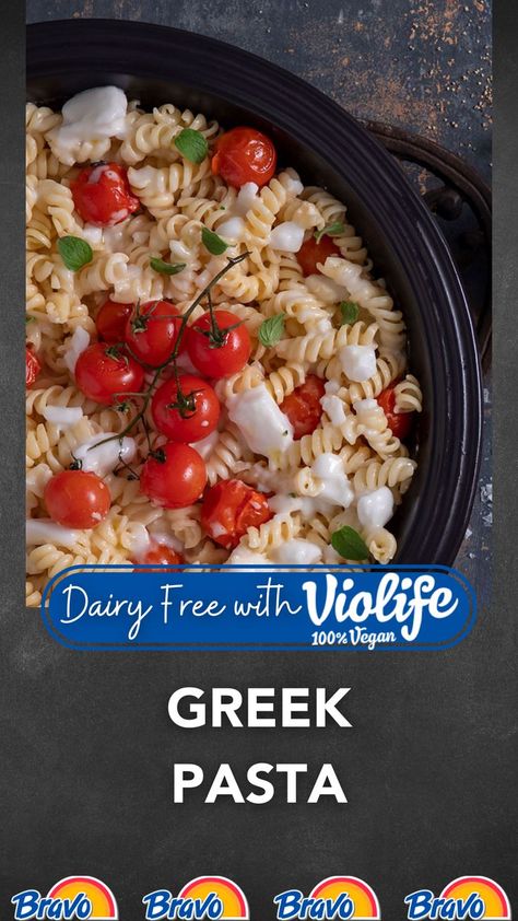 This Greek Pasta made with "Violife Just Like Feta" vegan cheese is the perfect appetizer for any occasion this spring! ¡Esta pasta griega vegana Violife hecha con queso vegano "Violife Just Like Feta" es el aperitivo perfecto para cualquier ocasión esta primavera! Reflux Diet Recipes, Pasta Fusilli, Vegan Greek, Fusilli Pasta, Greek Pasta, Cream Cheese Recipes, Vegan Cheese, Greek Recipes, Cheese Recipes