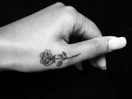 hand tattoo - Google Zoeken Thumb Rose Tattoos Women, Flower Tattoo Thumb, Flower On Thumb Tattoo, Flower Tattoo On Thumb, Finger Rose Tattoos For Women, Rose On Thumb Tattoo, Small Rose Tattoo Finger, Rose Tattoo Thumb, Rose Tattoo On Thumb