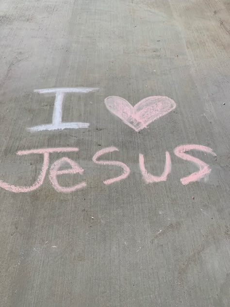 Easy Chalk Drawings, Fun Chalk Art, Cute Bible Verses, Cute Bibles, Christian Quotes Wallpaper, Not Musik, Comforting Bible Verses, Sidewalk Chalk Art, I Love Jesus