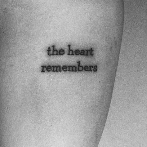 “The heart remembers” tattoo on forearm. IG: @alonnatroche, serif font tattoo Heart Text Tattoo, Tattoo For Ex Lovers, Regret Tattoo Ideas, Short Poem Tattoo, Tattoos For Dead People, Tattoo About Unrequited Love, Tatoos About Heartbreak, Tattoos Lost Loved Ones, Revenge Tattoo Ideas