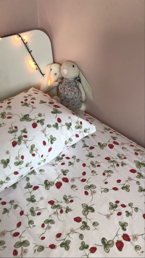 strawberry sheets 🍓 Strawberry Bed Sheets, Strawberry Shortcake Bedroom, Strawberry Sheets, Strawberry Room Decor, Strawberry Bedroom, Strawberry Elephant, Strawberry Room, Strawberry Bedding, Cute Bed Sheets