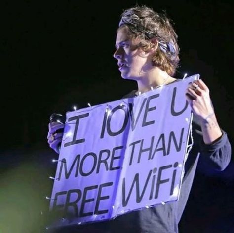 Harry Styles Falls On Stage: Watch the Hilarious Concert Slipup Video Concert Signs, Gambar One Direction, 1d Funny, One Direction Humor, Cadeau Photo, One Direction Memes, One Direction Pictures, I'm With The Band, 1d And 5sos