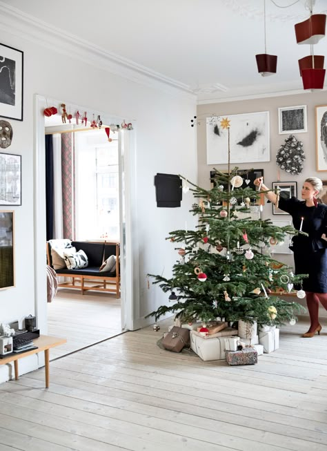 An Art-Filled Danish Home Decorated For Christmas — THE NORDROOM Zara Home Christmas, Scandinavian Loft, Ikea Christmas, English Cottage Decor, Danish Christmas, Danish Interior, Target Christmas, Scandi Christmas, Stylish Apartment