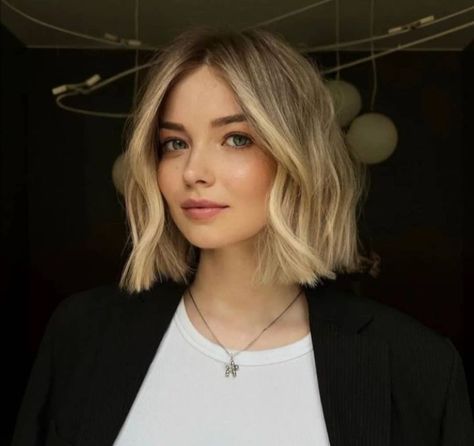 Above Shoulder Bob Haircut, Chin Length Haircuts For Fine Hair, Balayage Hair Blonde Short, Short Dark Hair, Chin Length Hair, Fresh Hair, Short Hair Color, Hair Crush, Short Hair Haircuts