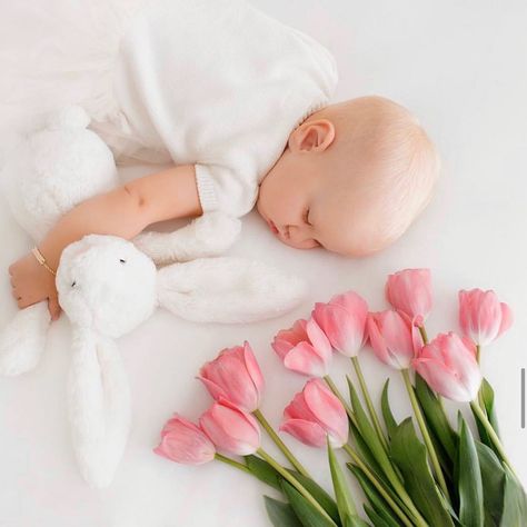 Spring Baby Pictures, Baby Easter Pictures, Baby Holiday Photos, Easter Baby Photos, Baby Sleep Training, Easter Photoshoot, Easter Photography, Baby Milestones Pictures, Foto Newborn