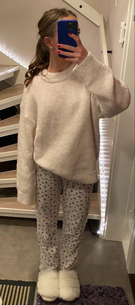 Cozy Indoor Outfit, Winter Pijama Cozy, Aesthetic Pajamas Comfy, Fluffy Pyjamas Aesthetic, Autumn Pjs Aesthetic, Cozy Pyjama Outfit, Comfy Pjs Aesthetic Winter, Fluffy Pjs Aesthetic, Cozy Fall Pajamas