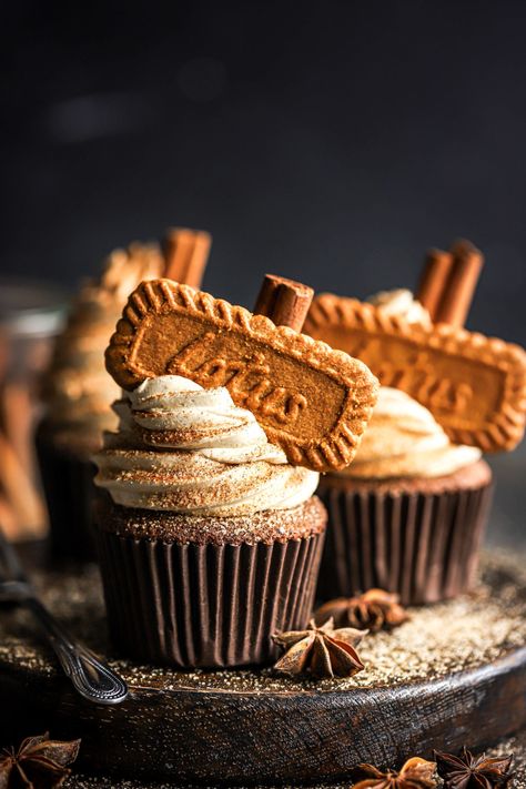 Vegan Biscoff Cupcakes Cookie Butter Cupcakes, Biscoff Cupcakes, Vegan Chocolate Cupcakes, Lotus Biscuits, Frosted Cupcakes, Vegan Buttercream, Butter Cupcakes, Whipped Frosting, Vegan Cupcakes