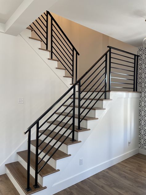 Reling Design, درابزين السلم, درج السلم, Metal Stair Railing, Interior Stair Railing, Modern Stair Railing, Staircase Railing Design, Diy Staircase, Iron Stair Railing