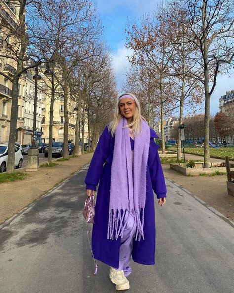 Purple Scarf Outfit, Colourful Outfits Aesthetic, Colorful Scarf Outfit, Scarf Outfit Winter, Scarf Aesthetic, Fluffy Scarf, Winter Mode Outfits, Colourful Style, Warm Shawl