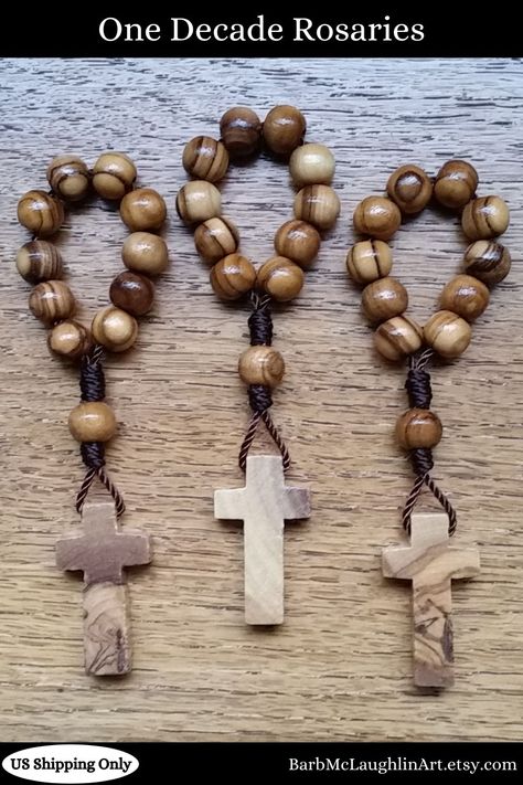 Wood Bead Rosary Diy, Finger Rosary, Rosary Ring, Communion Party Favors, One Decade Rosary, Recuerdos Primera Comunion Ideas, Rosa Diaz, Mini Rosaries, Wood Beads Diy